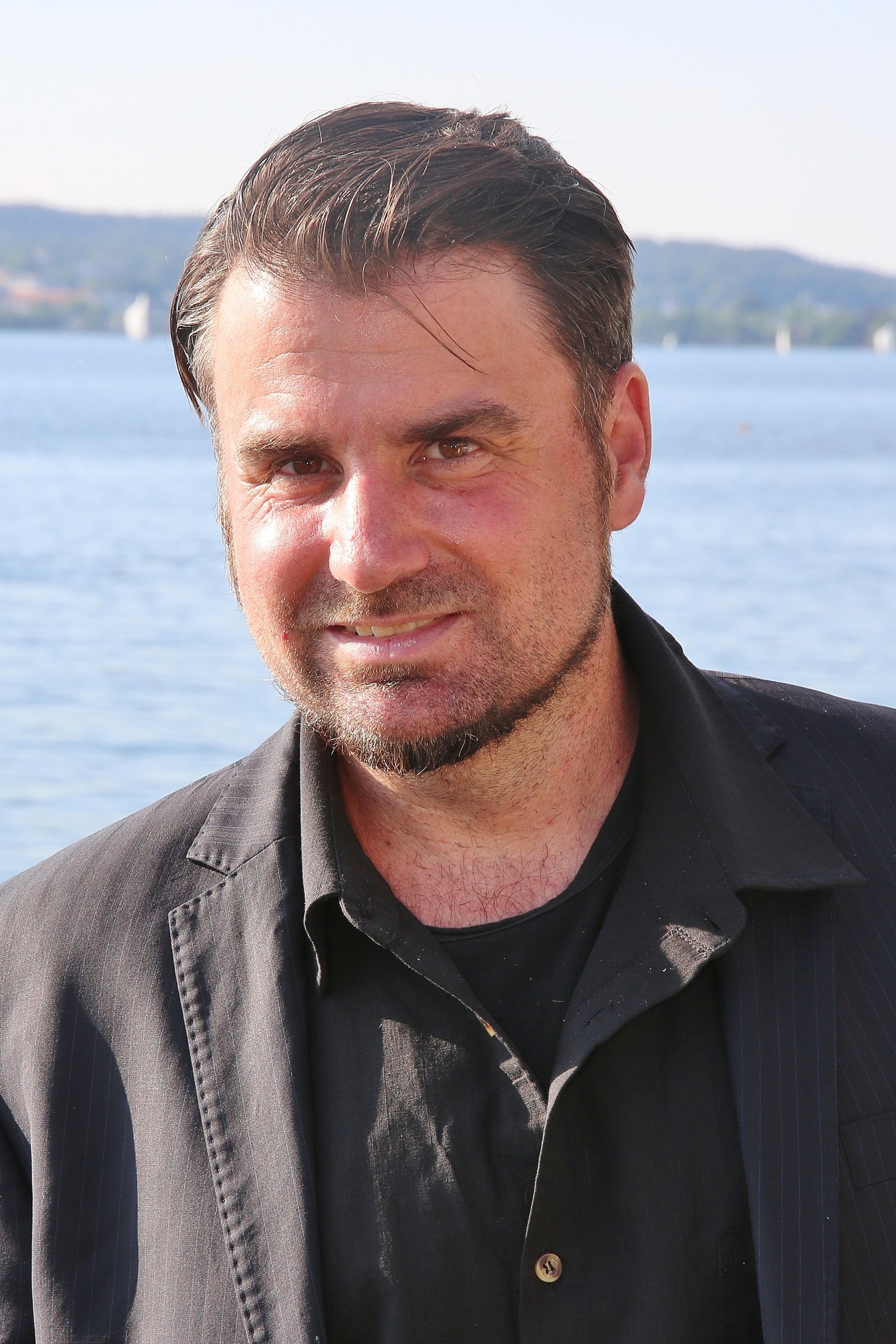 Andreas Ehstand, Porträt am Starnberger See, Blick in die Kamera
